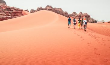 Circuit dans le désert de la Tadrart Rouge en Algérie